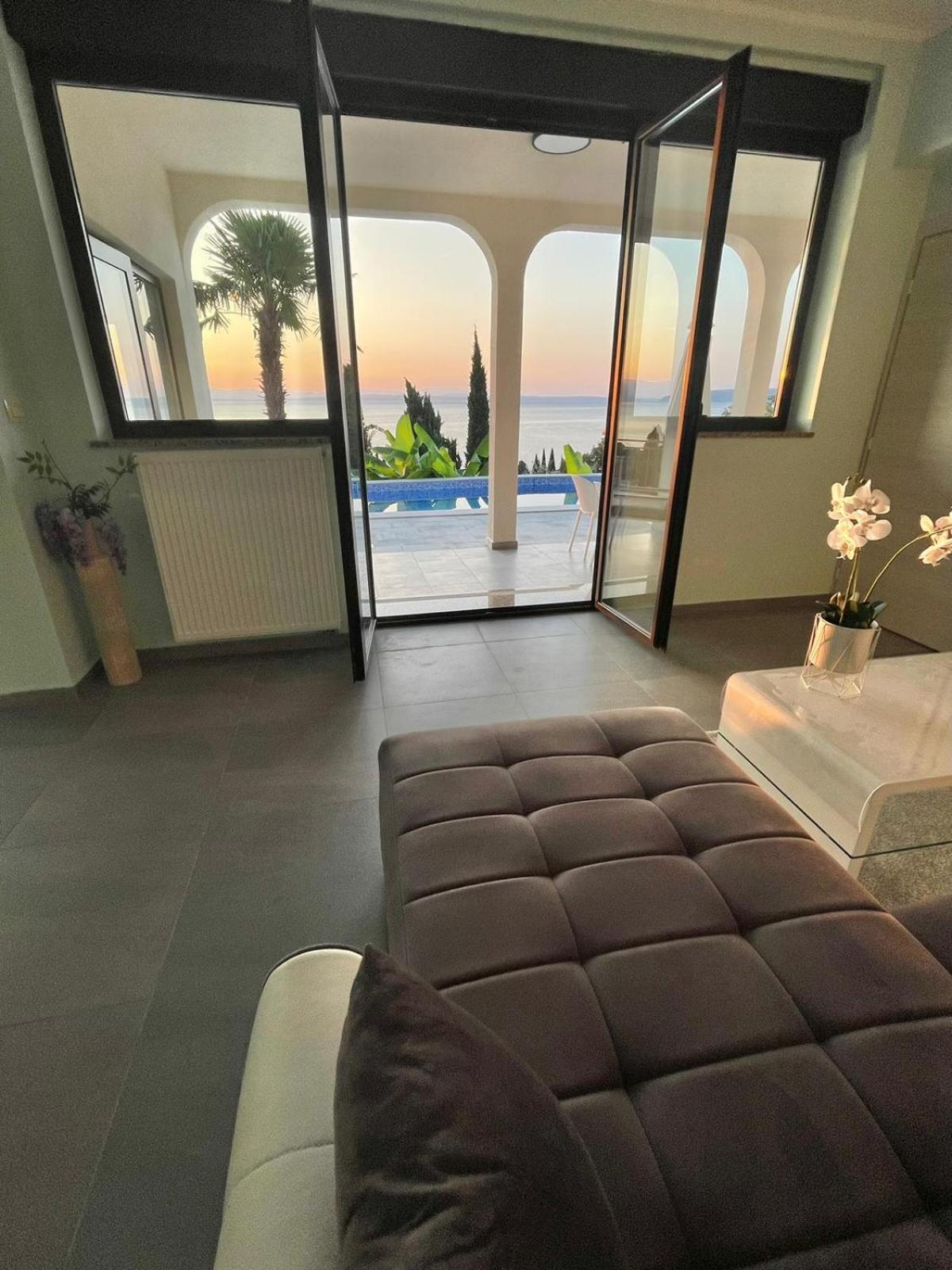 Villa Nikolla ロヴラン エクステリア 写真